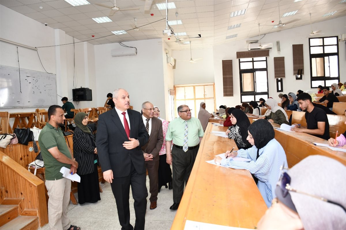 جانب من جولة رئيس جامعة قناة السويس بلجان امتحانات كلية التربية