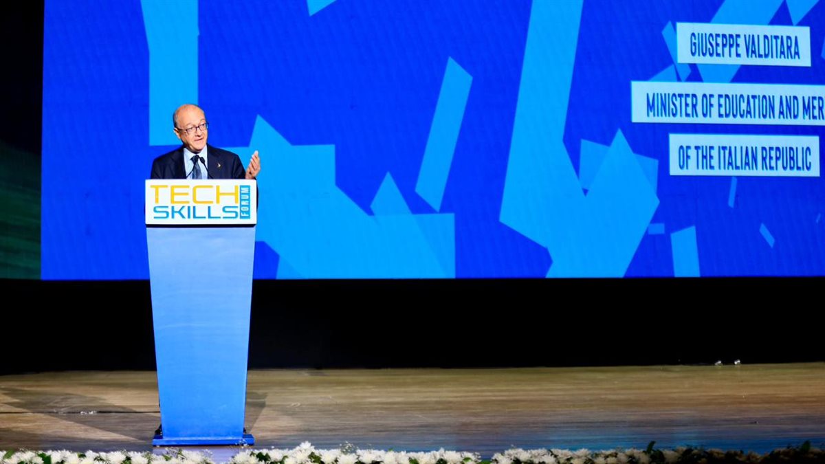 الدكتور جوزيبي فالدِتارا وزير التعليم والاستحقاق بجمهورية إيطاليا