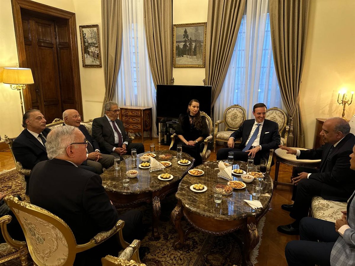 صورة تجمع بعض الوزراء المصريين والقائم بأعمال السفارة الروسية خلال الاحتفال بعيد روسيا الوطني