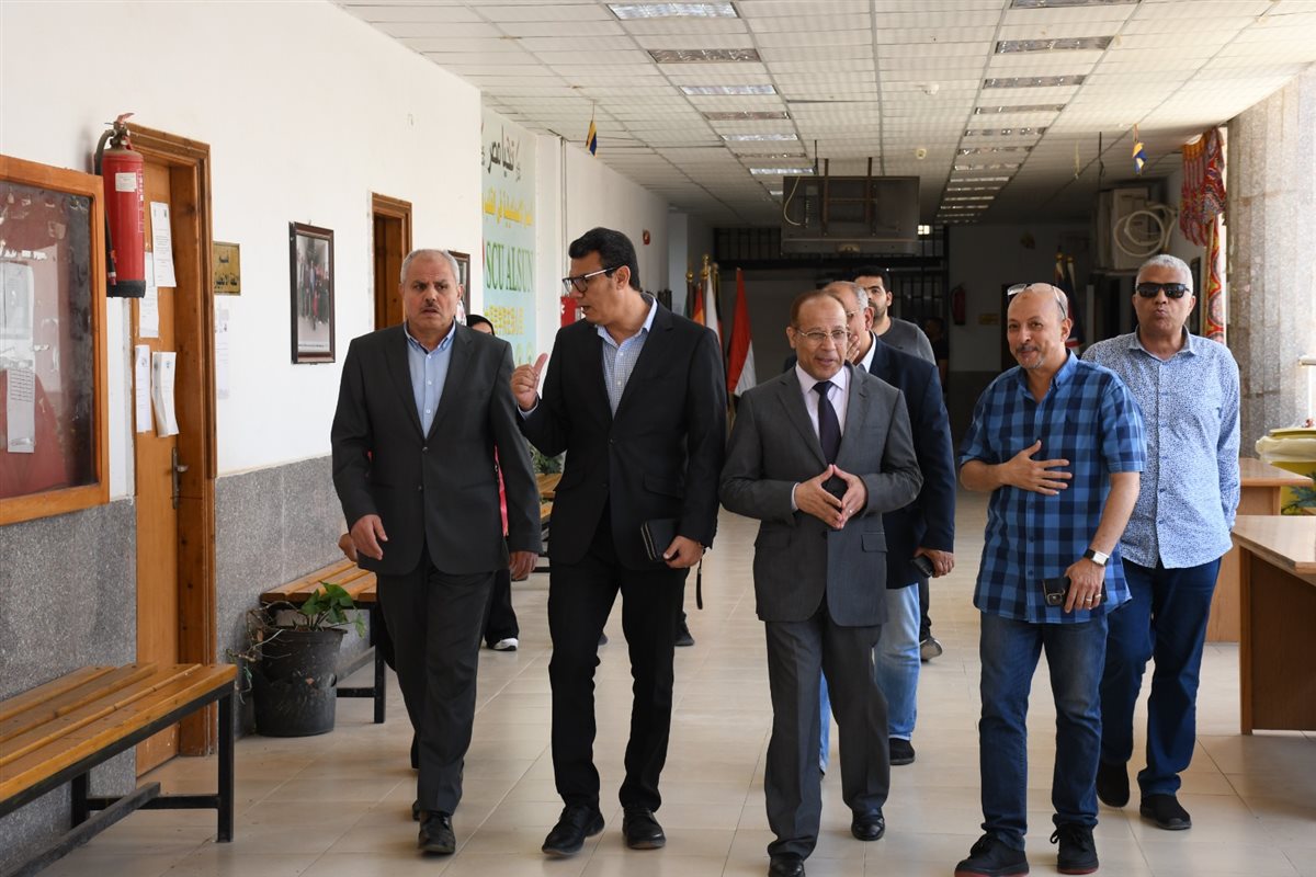 جولة رئيس الجامعة بكلية الألسن