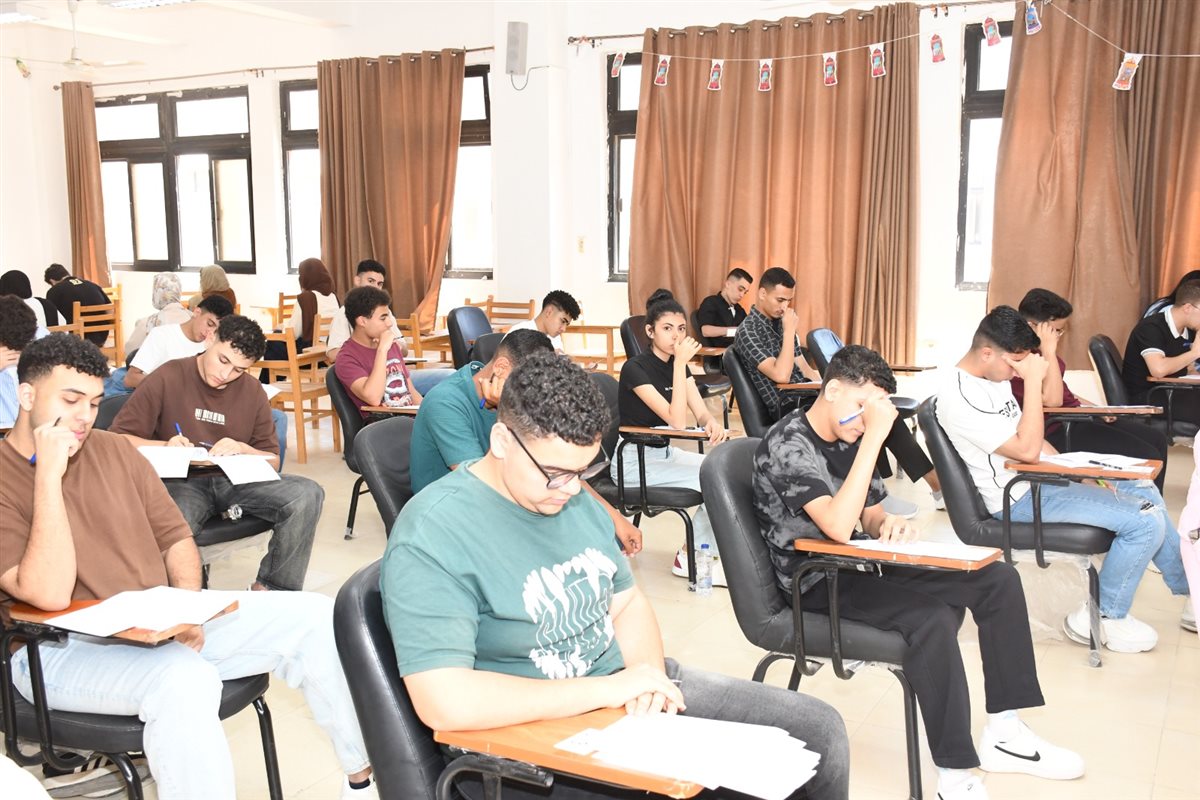 جولة رئيس الجامعة بكلية الألسن