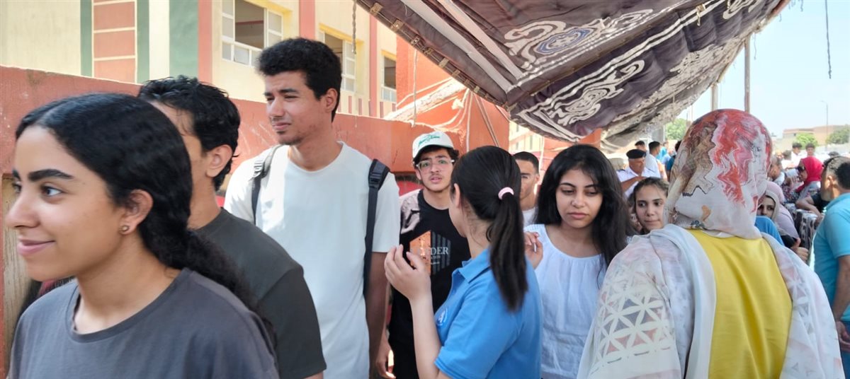 لحظة خروج الطلاب من اللجان الامتحانية