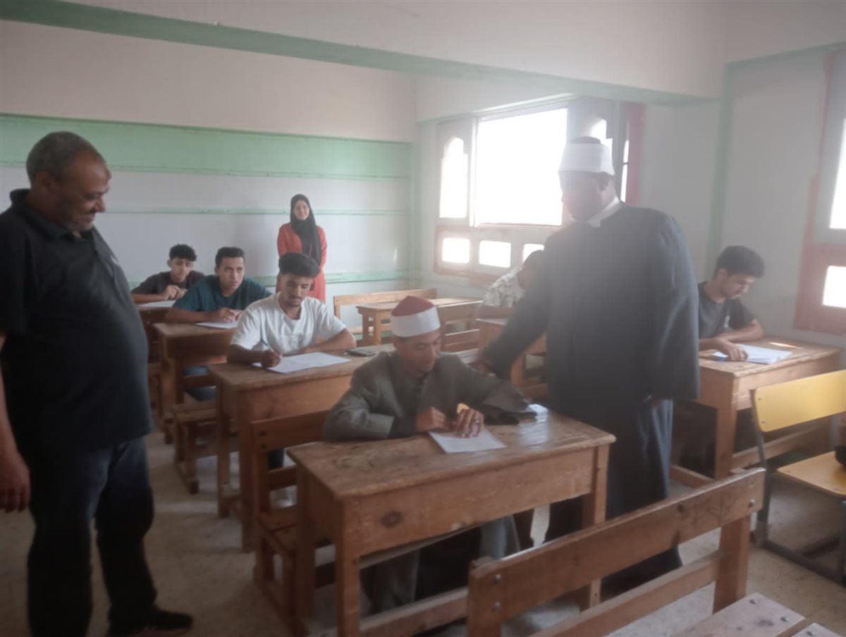 جولة مدير المنطقة باللجان الامتحانية