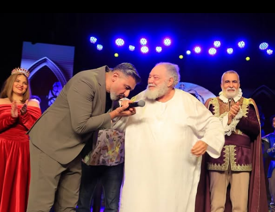 ياسر جلال يقبل يد الفنان يحيي الفخراني&nbsp;