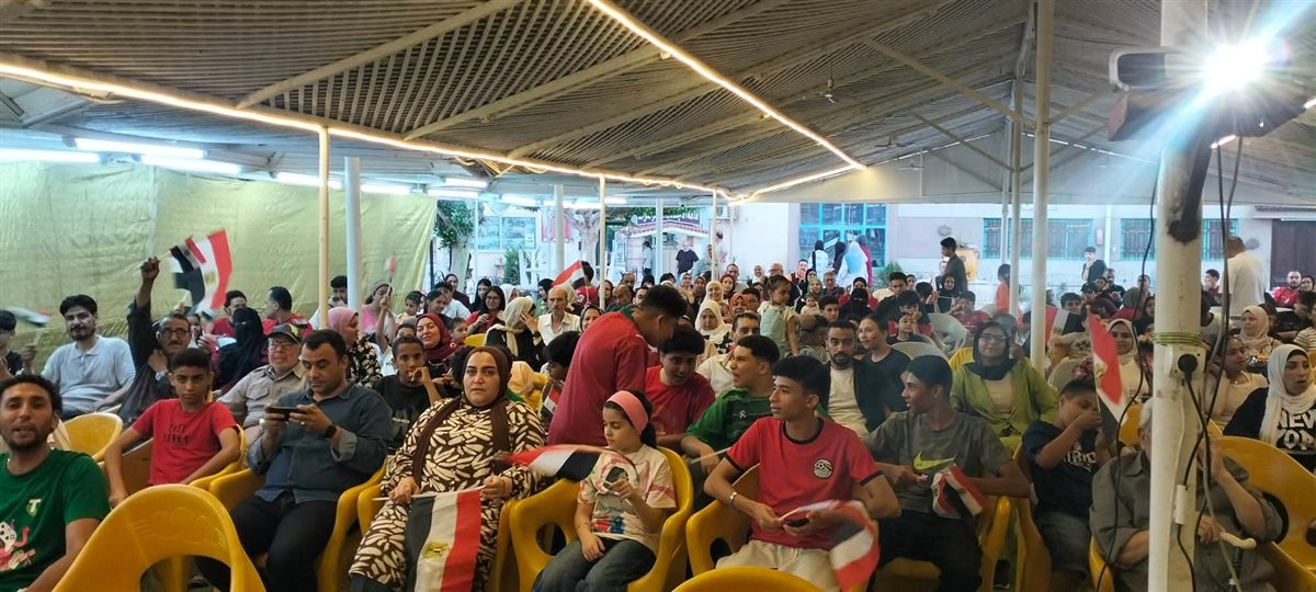 جماهير الإسماعيلية يتابعون المباراة بمراكز الشباب