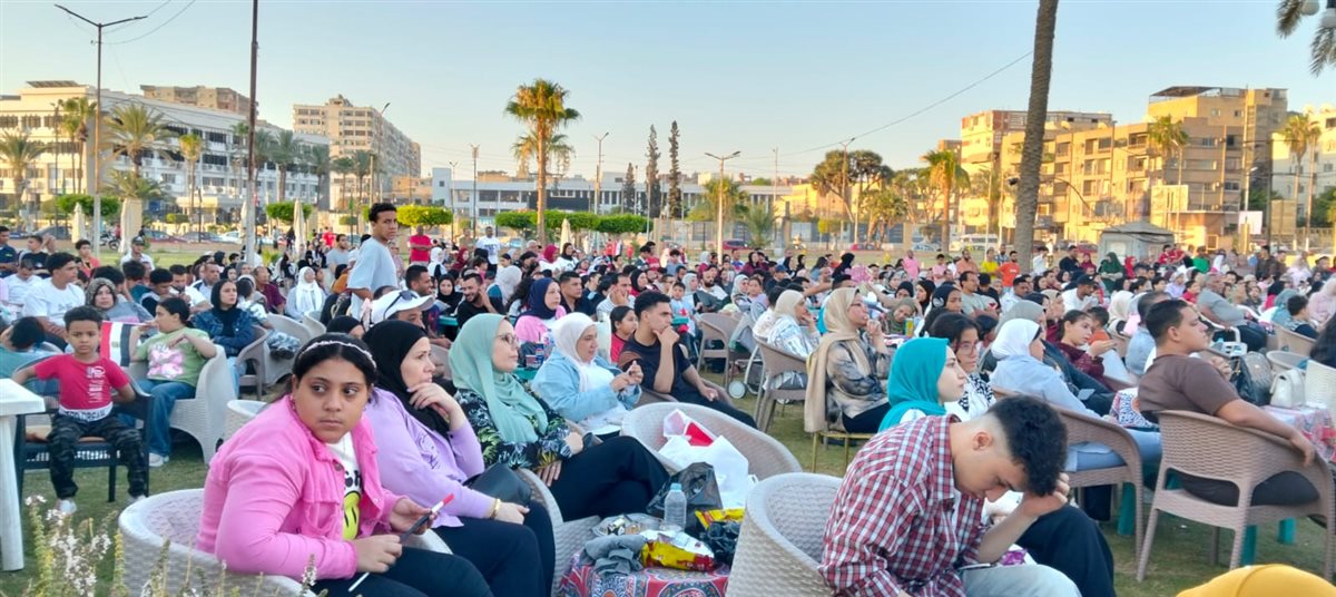 جماهير الإسماعيلية يتابعون المباراة بمراكز الشباب
