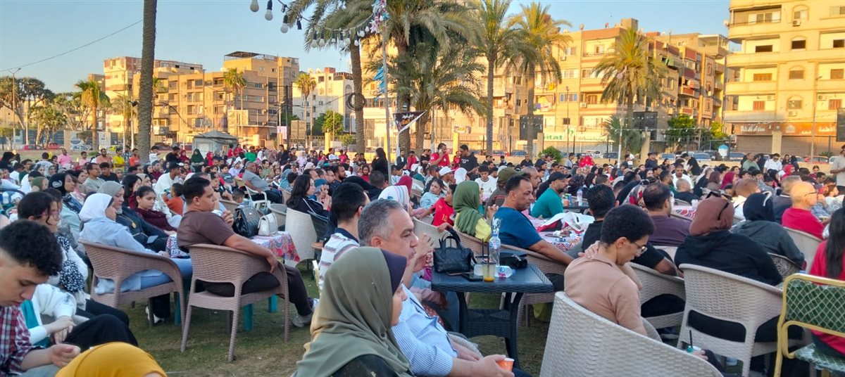 جماهير الإسماعيلية يتابعون المباراة بمراكز الشباب
