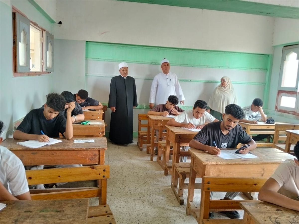 جانب من جولة رئيس الإدارة المركزية لمنطقة الإسماعيلية الأزهرية باللجان الامتحانية بإدارة ابوصوير التعليمية
