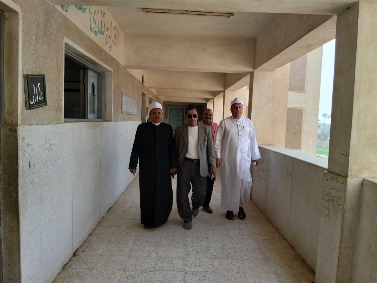 جانب من جولة رئيس الإدارة المركزية لمنطقة الإسماعيلية الأزهرية باللجان الامتحانية بإدارة ابوصوير التعليمية
