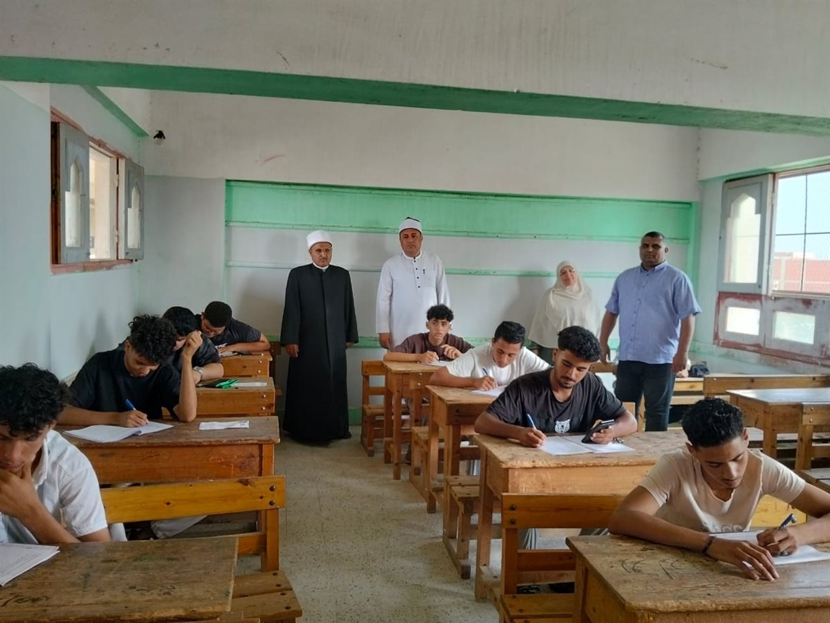 جانب من جولة رئيس الإدارة المركزية لمنطقة الإسماعيلية الأزهرية باللجان الامتحانية بإدارة ابوصوير التعليمية