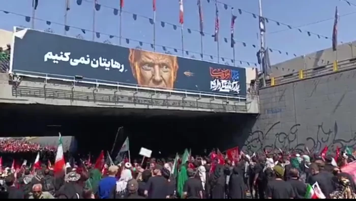 إيرانيون يقذفون صورة ترامب بالحجارة