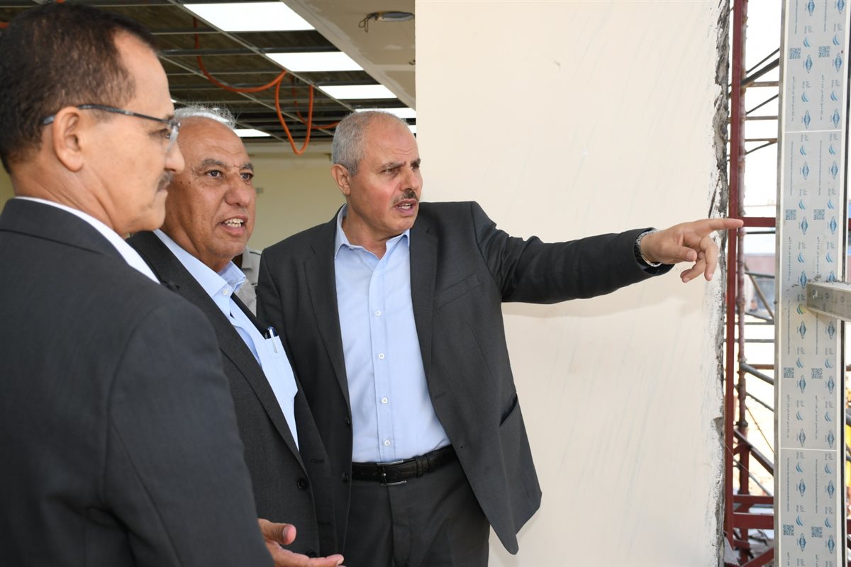 جانب من جولة رئيس الجامعة