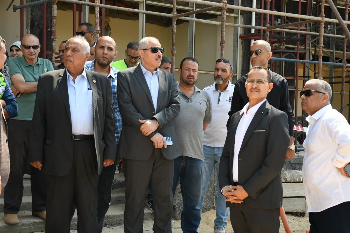 جانب من جولة رئيس الجامعة