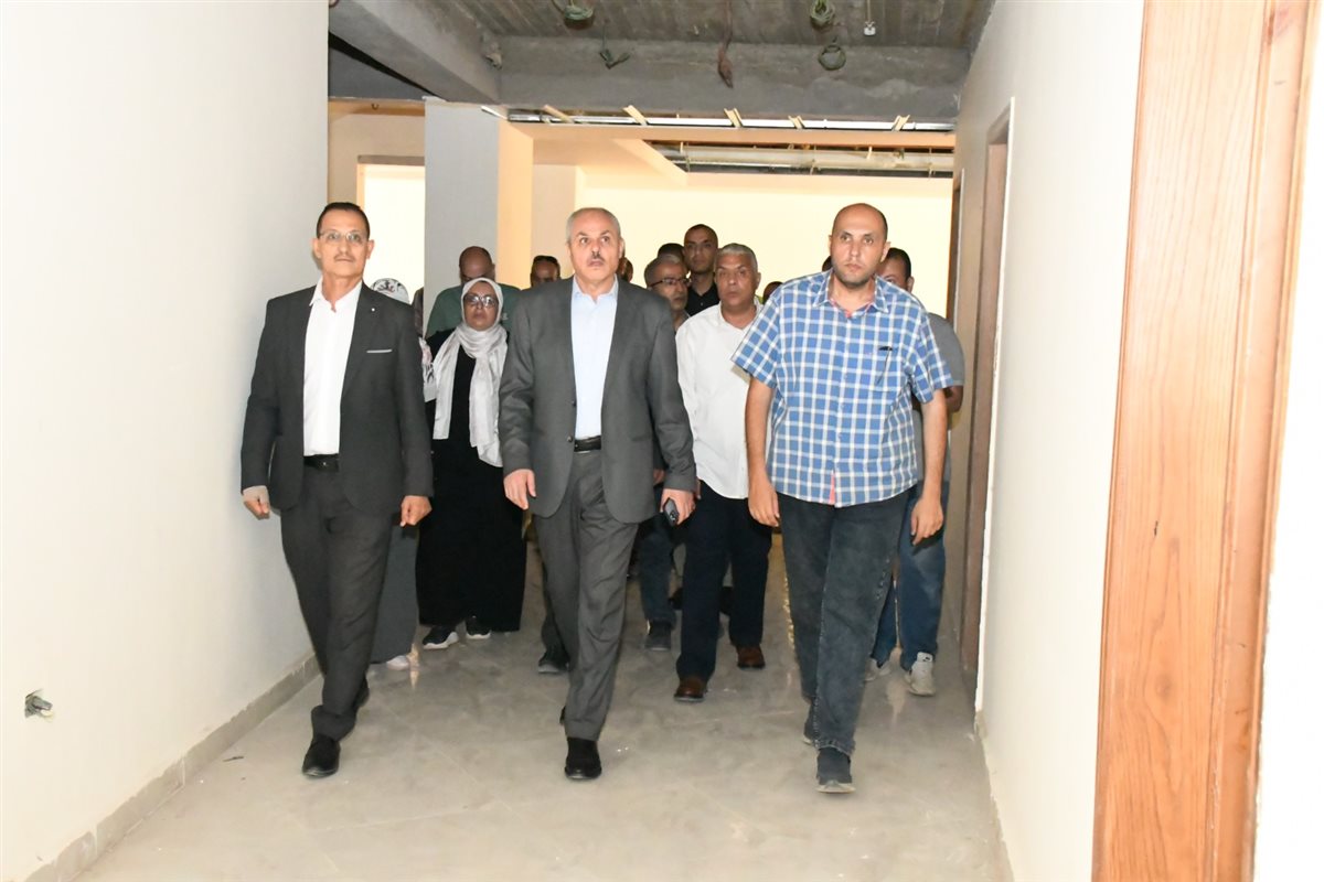 جانب من جولة رئيس الجامعة