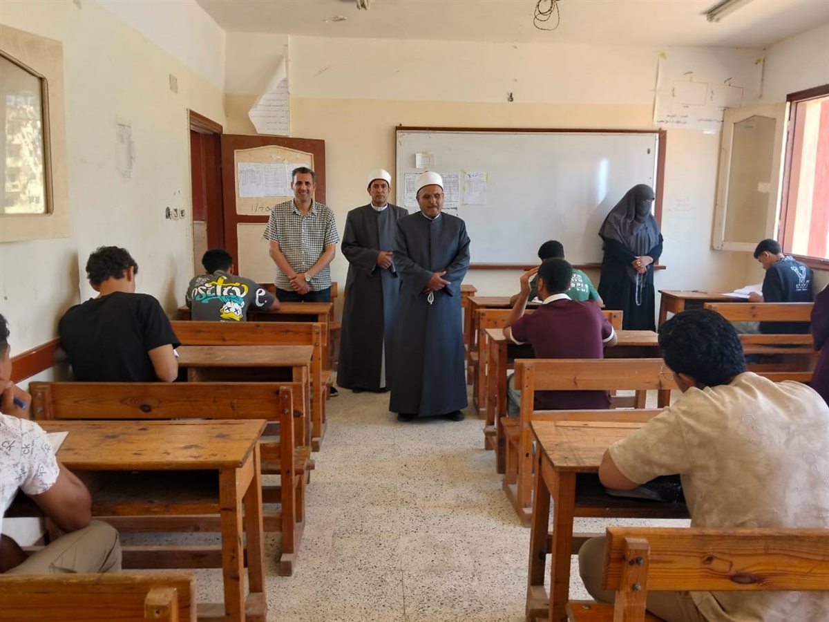 رئيس منطقة الإسماعيلية الأزهرية خلال تفقده للجنة القنطرة شرق