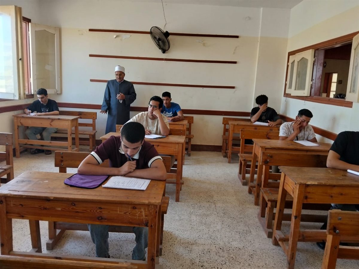 رئيس منطقة الإسماعيلية الأزهرية خلال تفقده للجنة القنطرة شرق