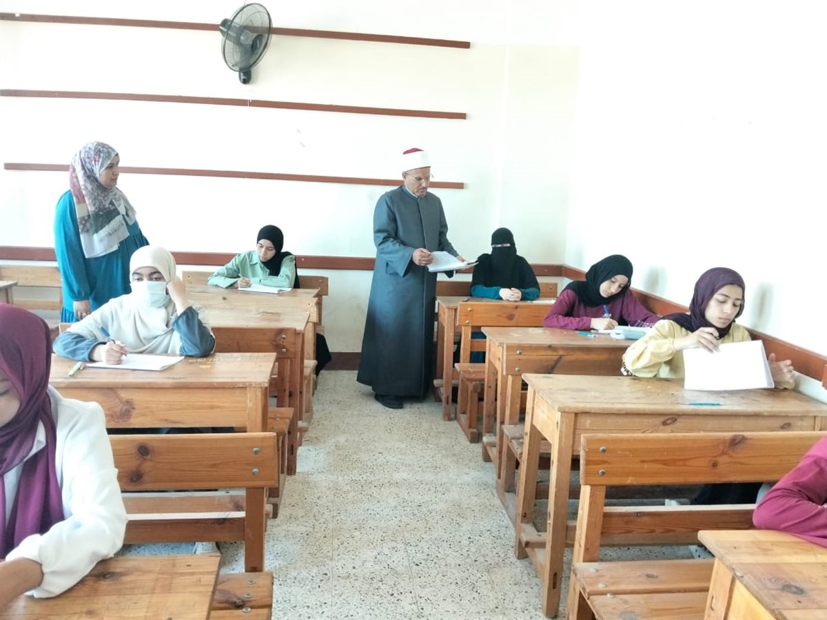 رئيس منطقة الإسماعيلية الأزهرية خلال تفقده للجنة القنطرة شرق