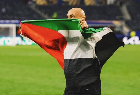 حسام حسن يحمل العلم الفلسطيني خلال مباراة مصر والأرجنتين بكأس العالم 2026