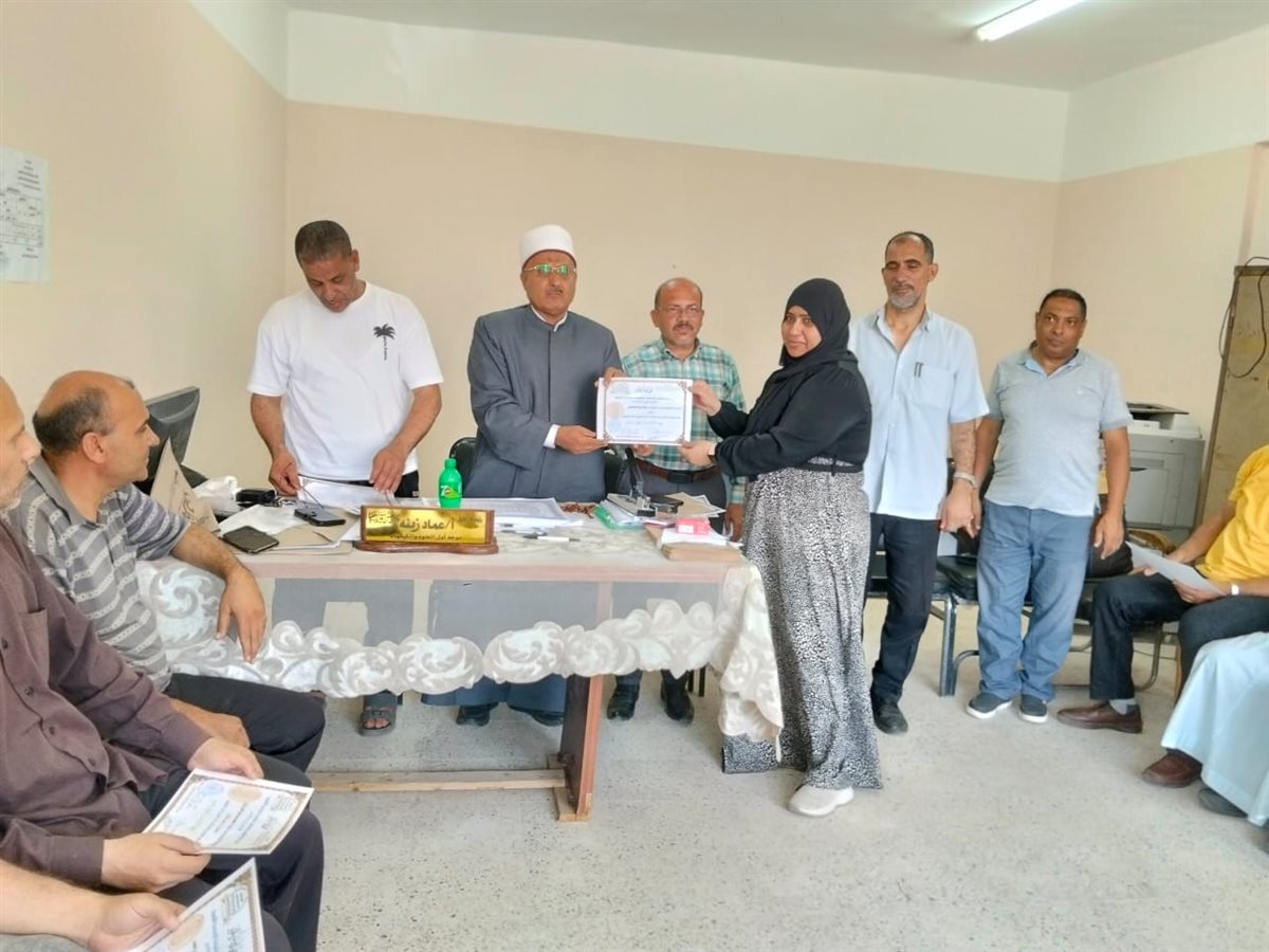 رئيس منطقة الإسماعيلية الأزهرية يكرم العاملين بالكنترول
