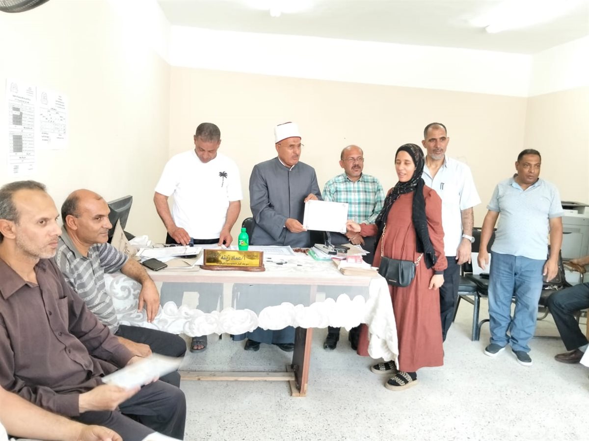 رئيس منطقة الإسماعيلية الأزهرية يكرم العاملين بالكنترول