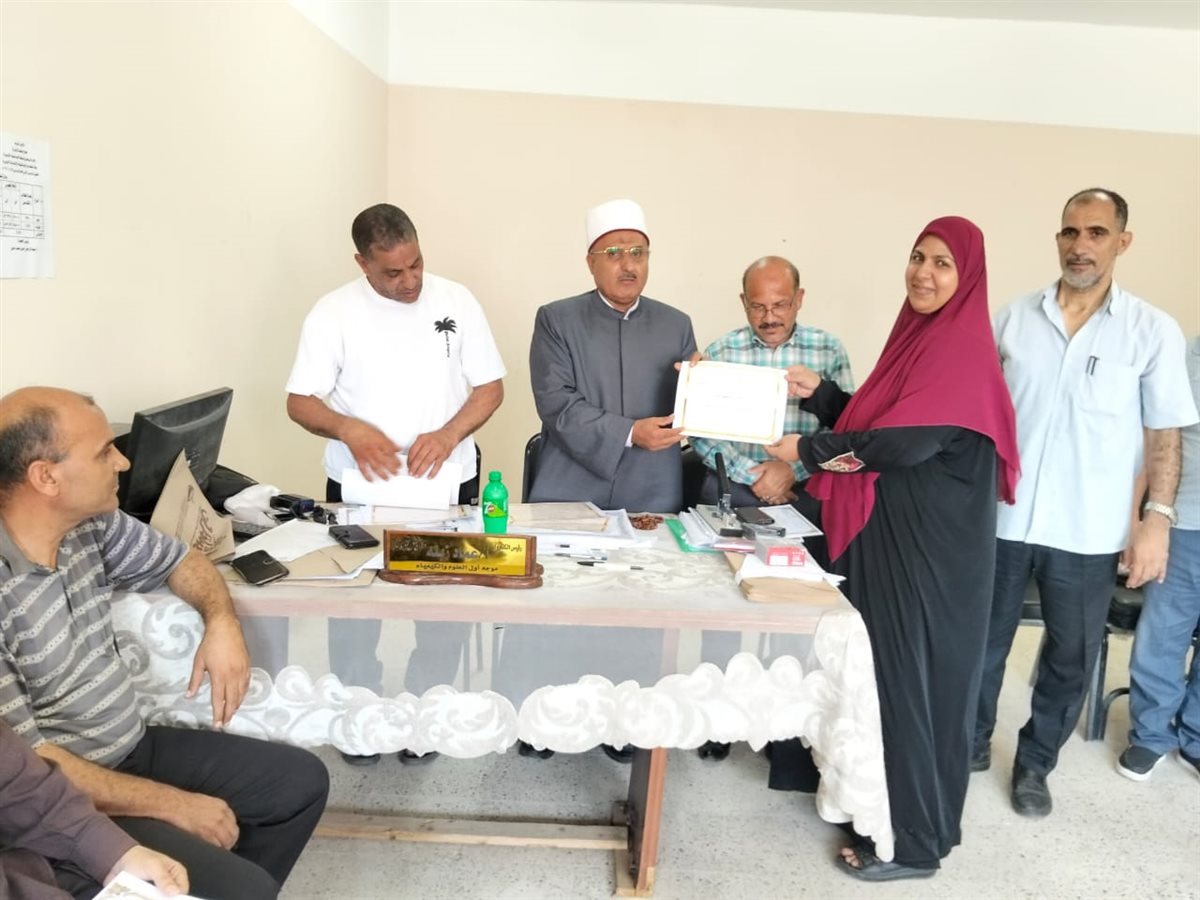 رئيس منطقة الإسماعيلية الأزهرية يكرم العاملين بالكنترول