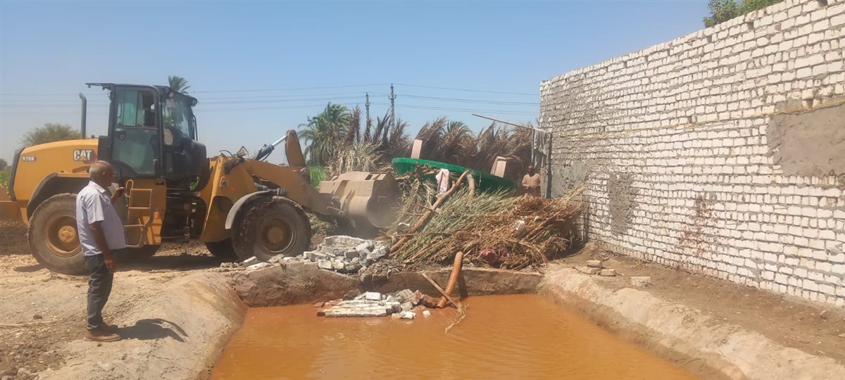 إزالة طواحين ذهب في قنا