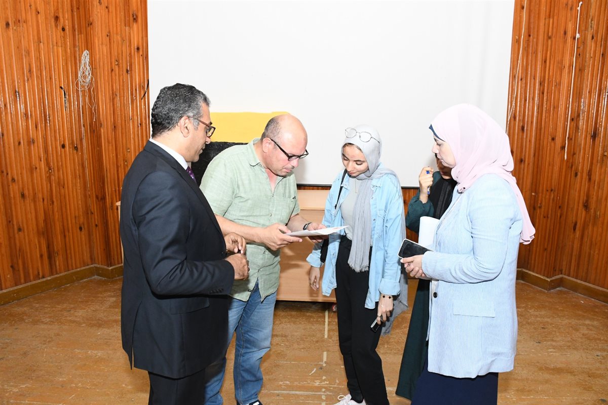 جانب من العمل بمكتب التنسيق