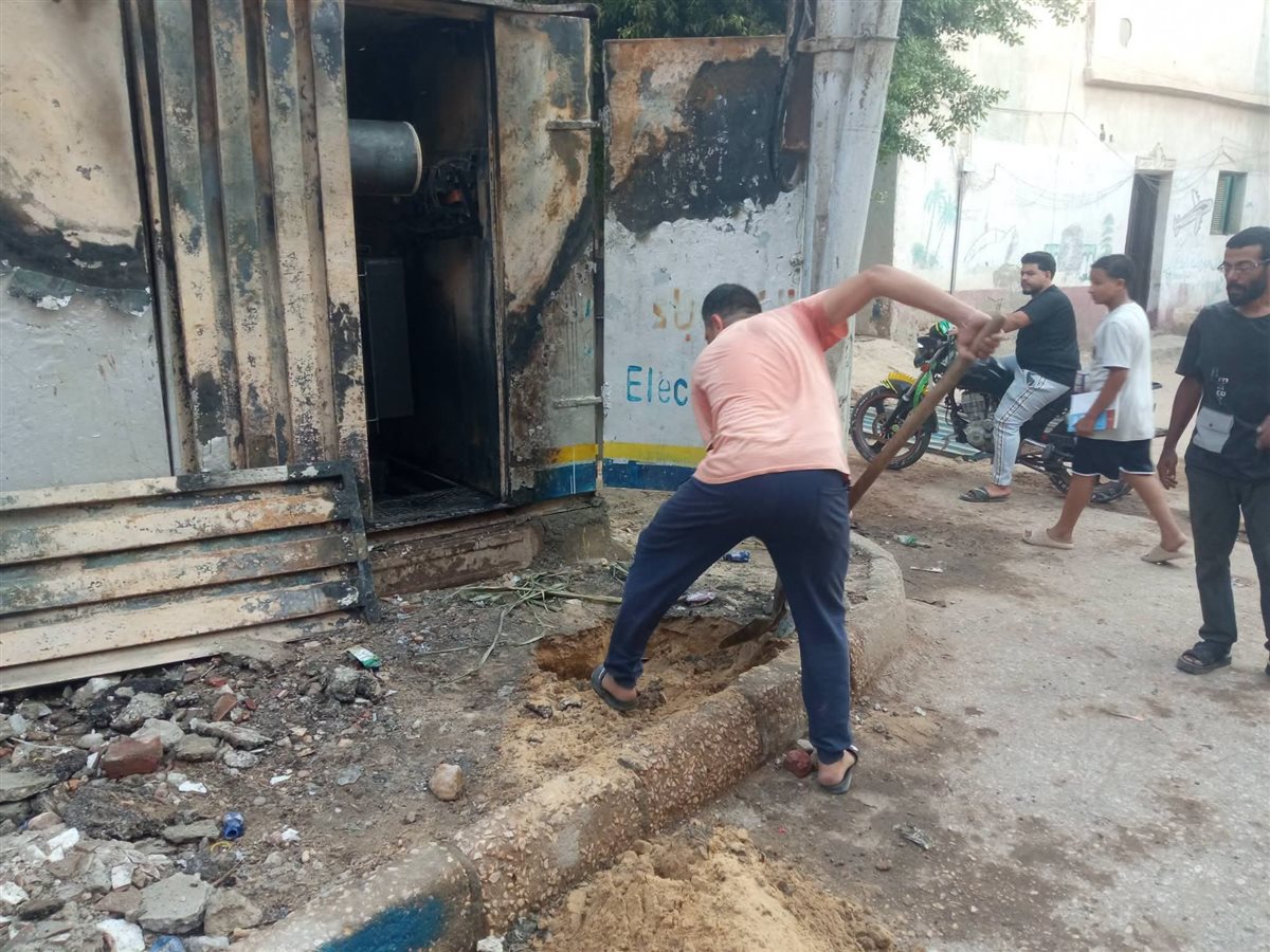 جانب من السيطرة على الحريق