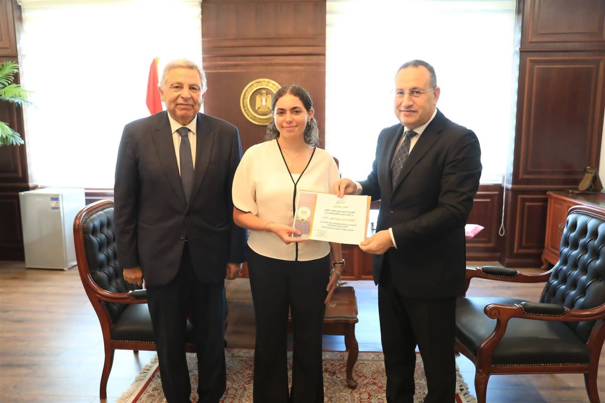 تكريم الطالبة هيا عمرو