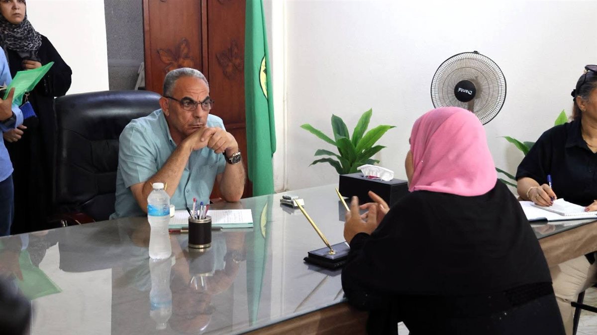 محافظ الإسماعيلية خلال اللقاء الجماهيرى