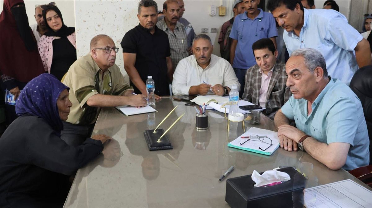 محافظ الإسماعيلية خلال اللقاء الجماهيرى
