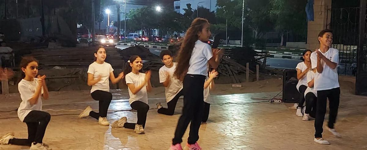 جانب من العروض الفنية بحديقة الشيخ زايد