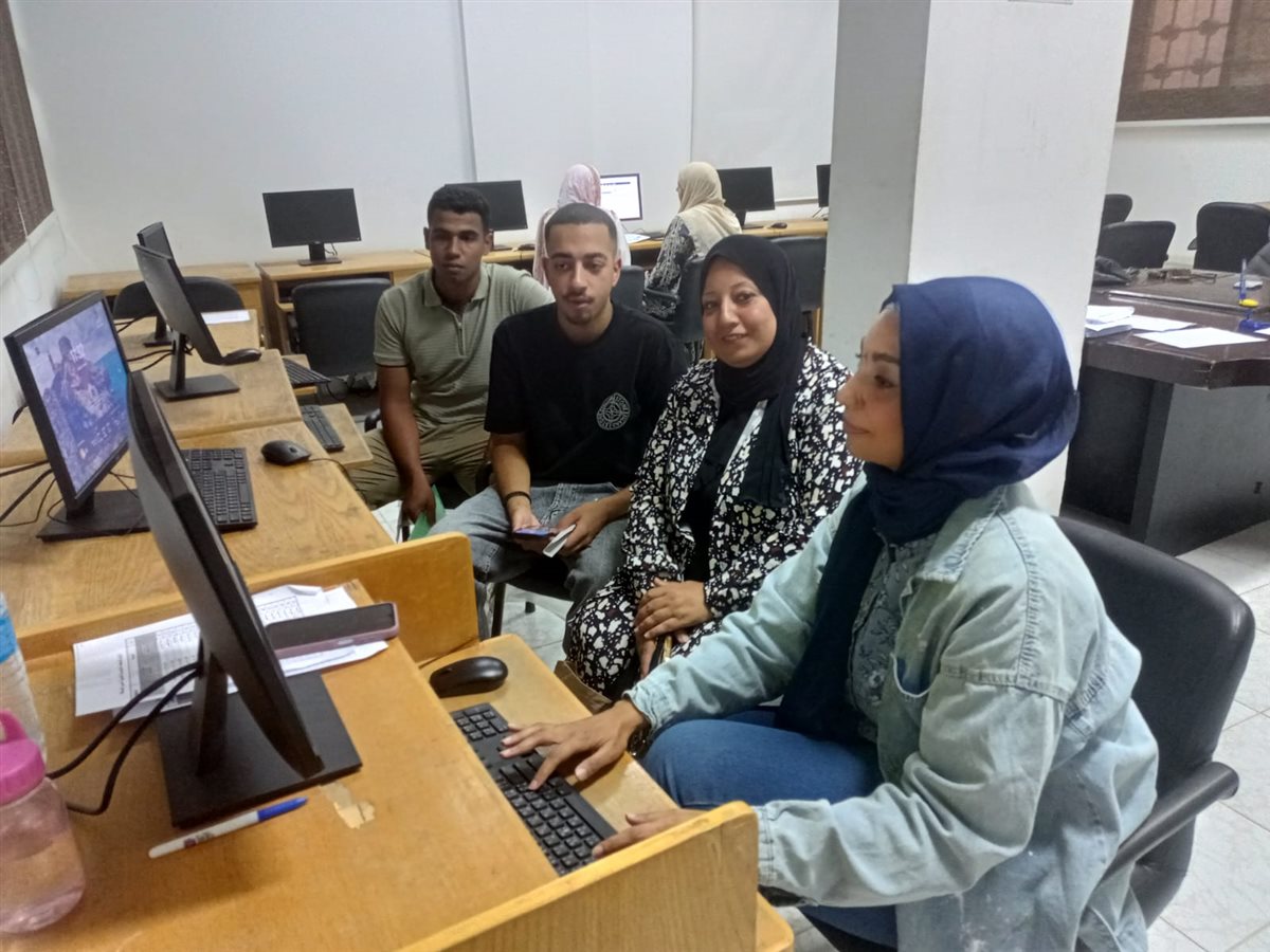 جانب من العمل بمكتب تنسيق جامعة قناة السويس بالإسماعيلية