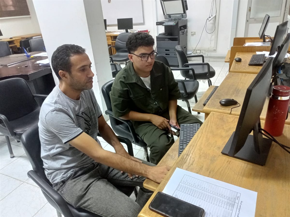 جانب من العمل بمكتب تنسيق جامعة قناة السويس بالإسماعيلية