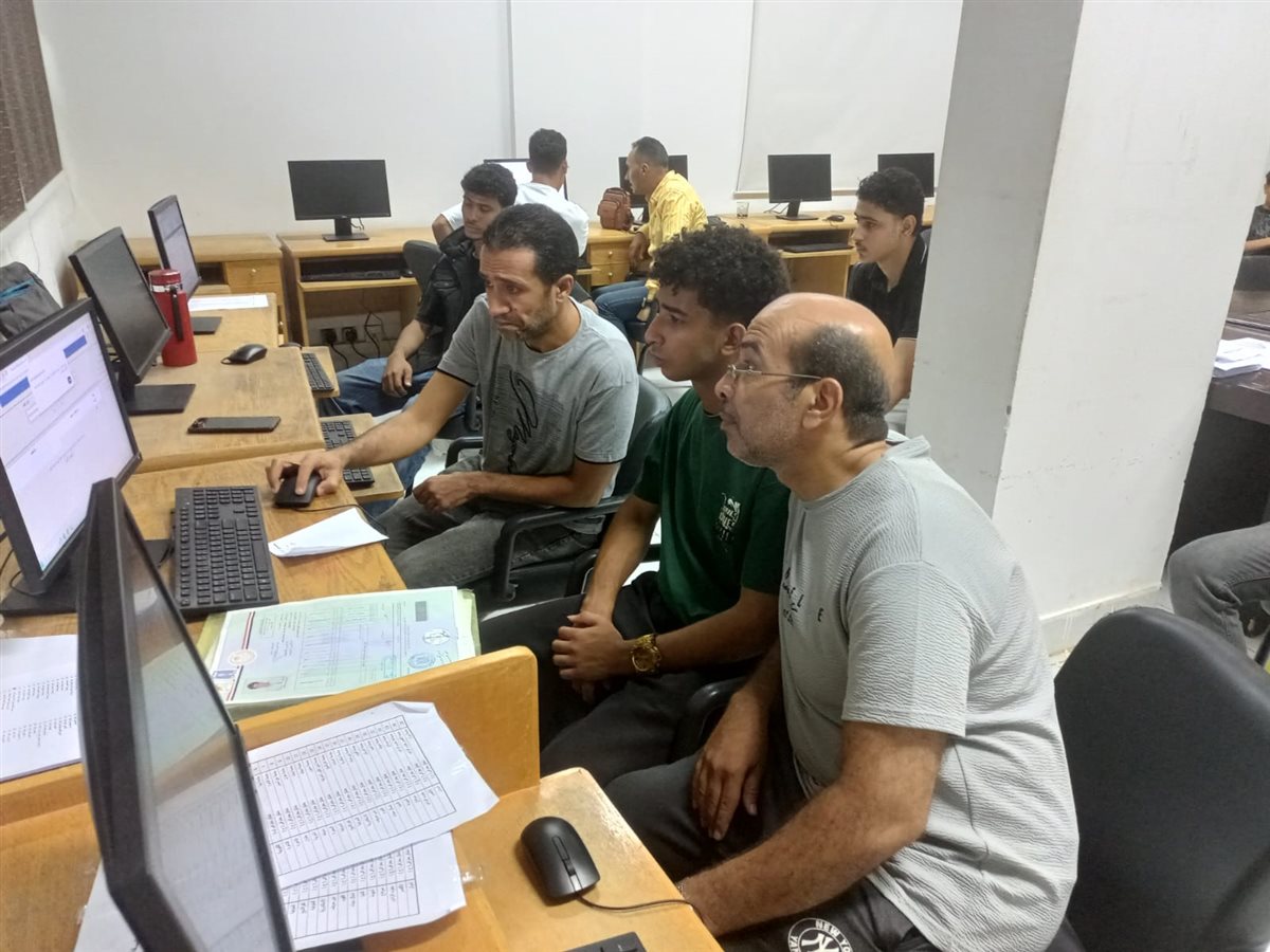 جانب من العمل بمكتب تنسيق جامعة قناة السويس بالإسماعيلية