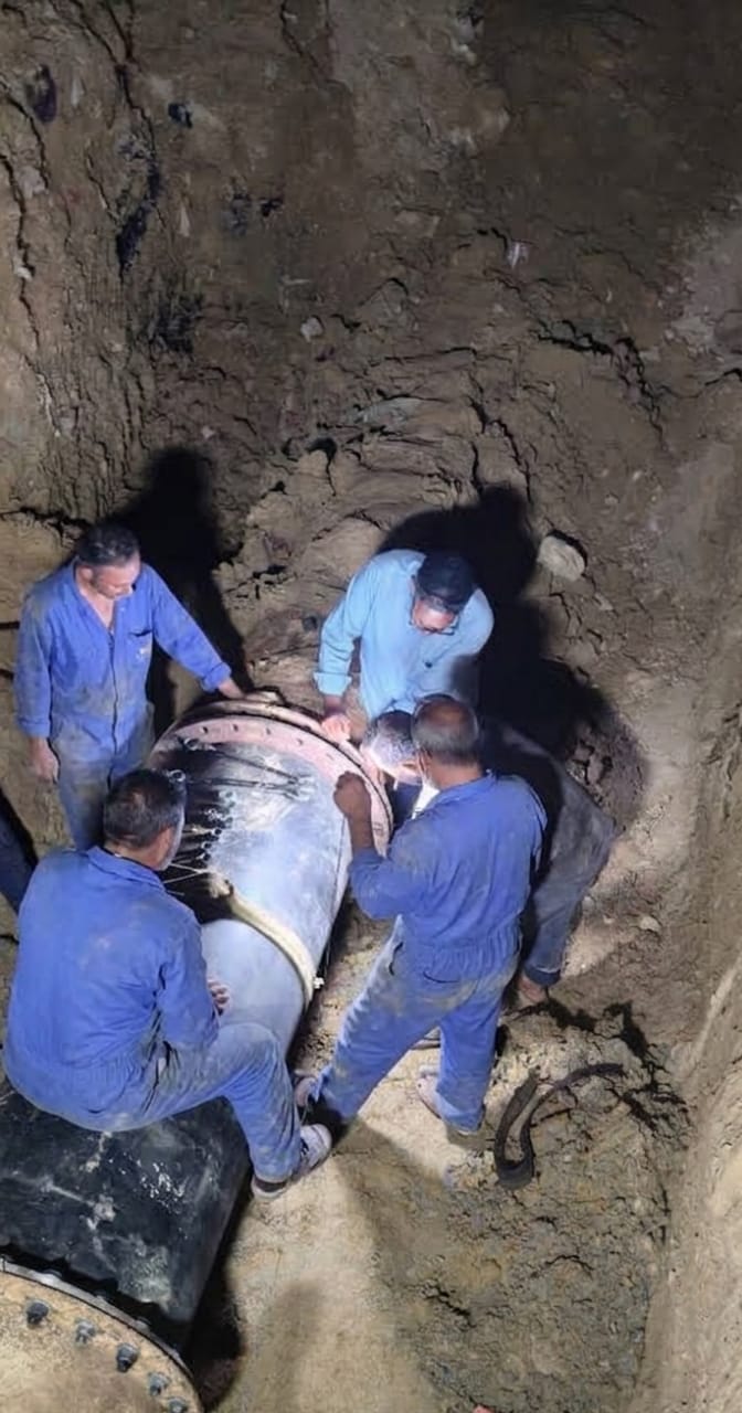 جانب من عمال إصلاح خط طرد الجناين في محافظة السويس