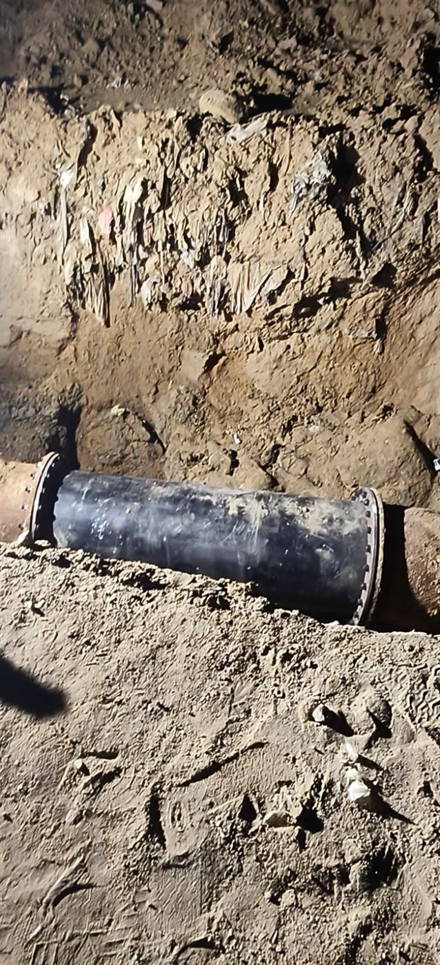 جانب من عمال إصلاح خط طرد الجناين في محافظة السويس