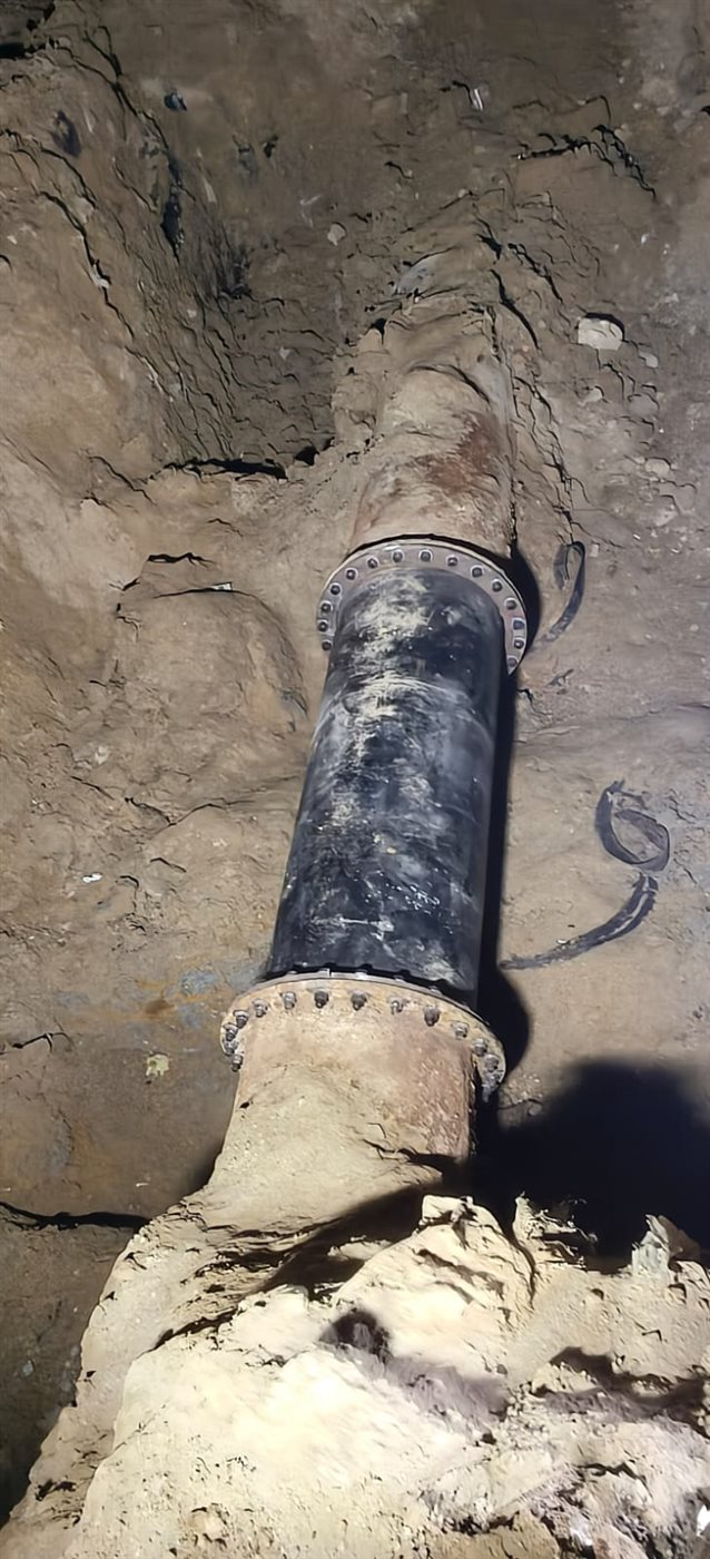 جانب من عمال إصلاح خط طرد الجناين في محافظة السويس