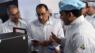 بعد ملاحقة المهربين.. هل تنجح الدولة في توطين صناعة الهواتف المحمولة؟