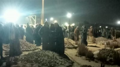 منفلوط تتشح بالحزن .. دفن 3 أشقاء ماتوا بسبب لقمة العيش