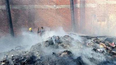 استمرار عمليات التبريد في حريق مخزن خردة في البدرشين (صور)