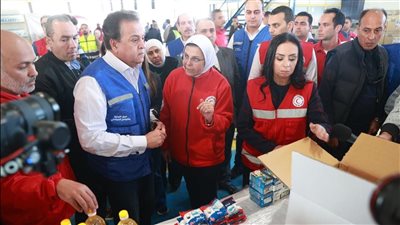 نائب رئيس الوزراء يتفقد مخزن الهلال الأحمر والمركز اللوجستي لدعم غزة