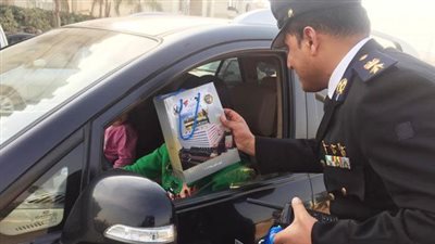 شهامة وإنسانية.. ضابط شرطة ينقذ متهمين من الغرق وآخر يسدد ثمن علاج مريض