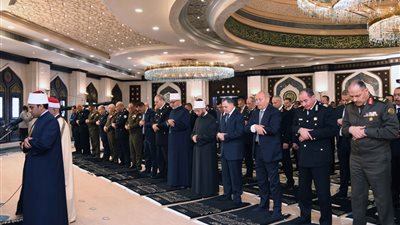 وزيرا الداخلية والأوقاف وقادة الشرطة والجيش يؤدون الجمعة احتفالًا بعيد الشرطة
