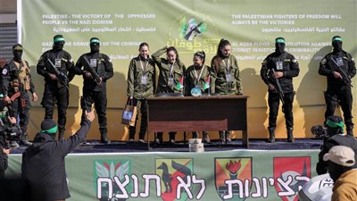 حماس تُسلّم 4 مجندات إسرائيليات للصليب الأحمر.. ما المقابل؟