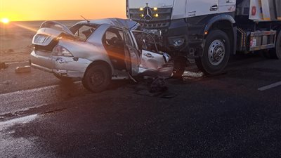 بمناشير كهربائية.. الحماية المدنية تقطع حديد سيارات متصادمة بطريق الواحات لإنقاذ الضحايا