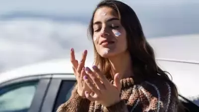 الجلسرين وحمض الهيالورونيك لبشرة رطبة ولامعة في موسم الشتاء 