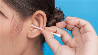 هل تستخدم أعواد القطن لتنظيف الأذنين؟.. احذر من هذه المخاطر