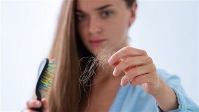 تساقط الشعر.. هل يكشف عن اضطراب الغدة الدرقية؟