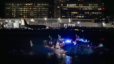 صور| تفاصيل تحطم طائرة ركاب بعد اصطدامها بمروحية عسكرية فوق واشنطن